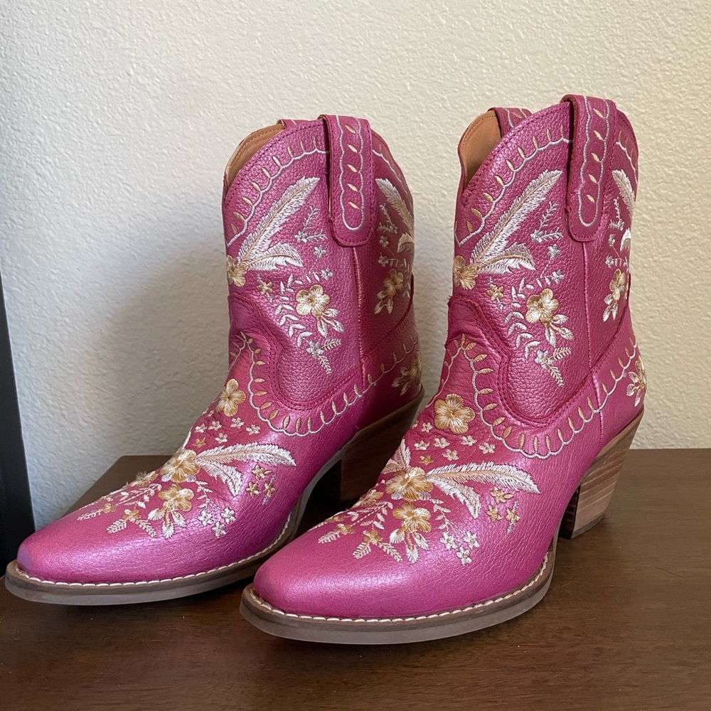 NEW Dingo Fuchsia Leather Boots